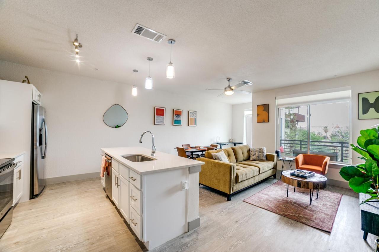 Downtown Apartment With Riverwalk Views Free Parking Pet Friendly Centrally Located On The Riverwalk San Antonio Kültér fotó