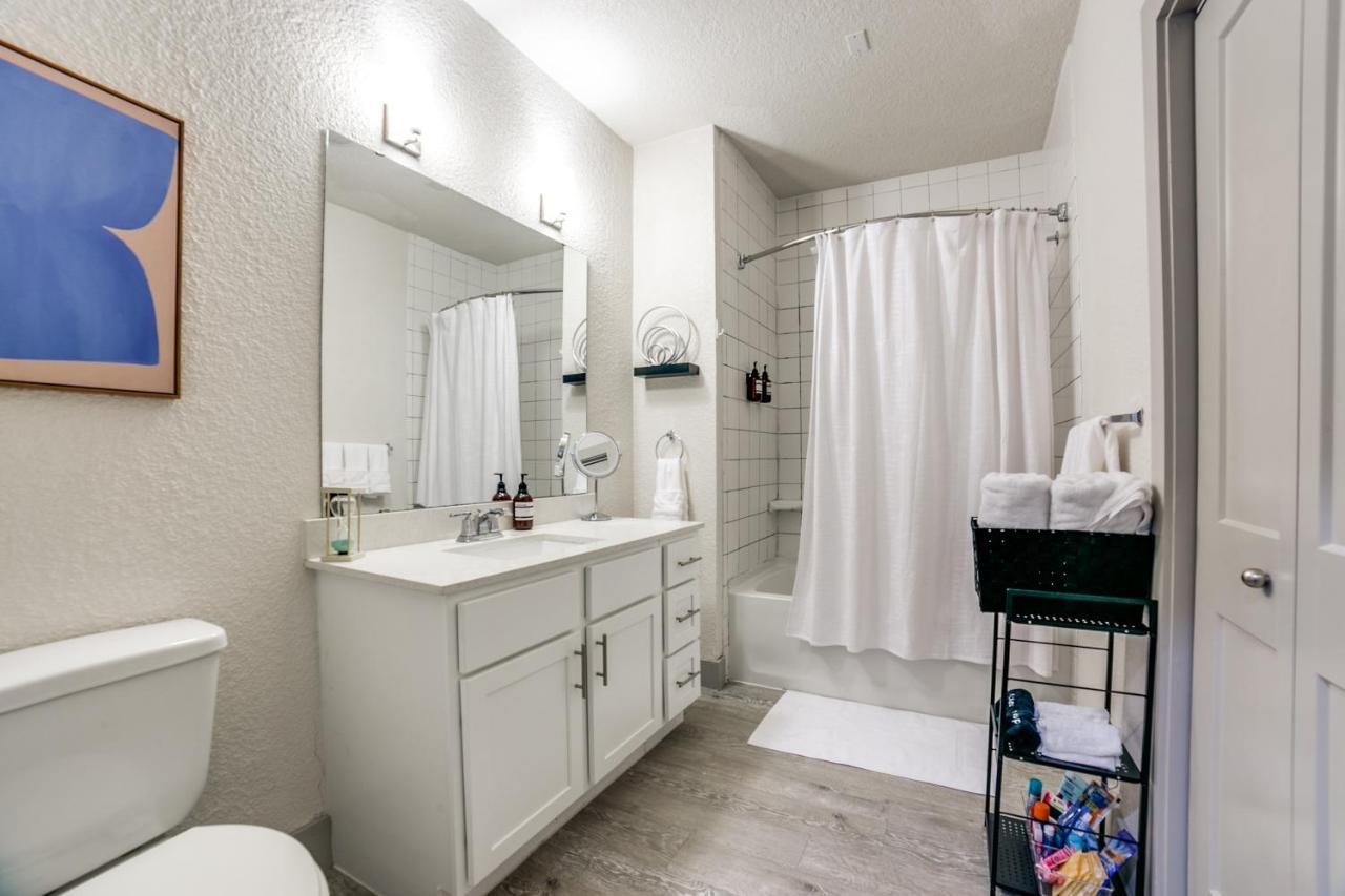 Downtown Apartment With Riverwalk Views Free Parking Pet Friendly Centrally Located On The Riverwalk San Antonio Kültér fotó