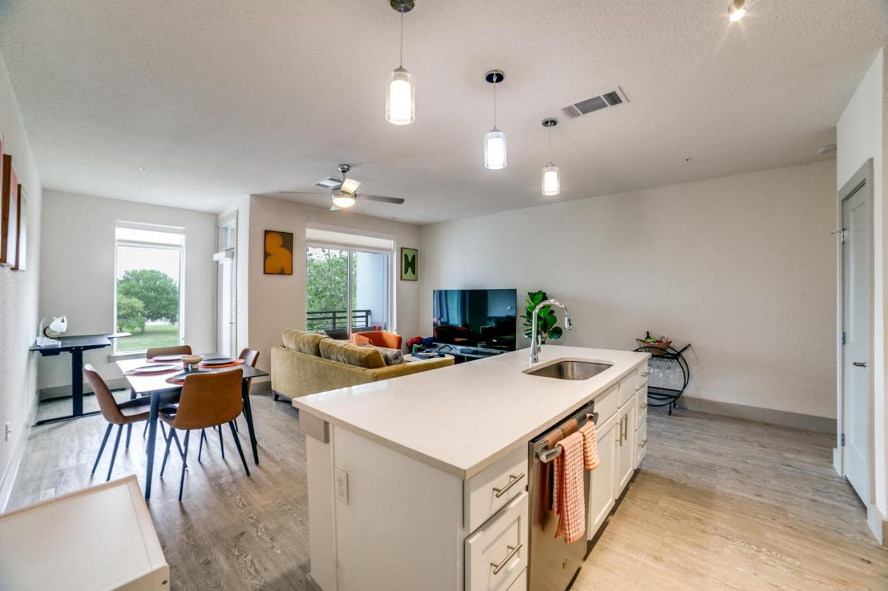Downtown Apartment With Riverwalk Views Free Parking Pet Friendly Centrally Located On The Riverwalk San Antonio Kültér fotó
