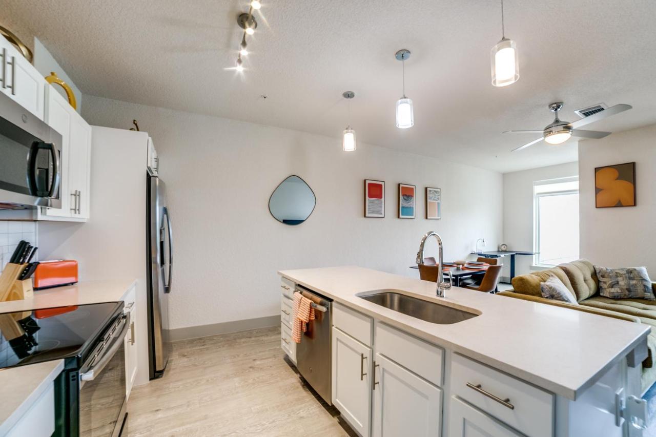 Downtown Apartment With Riverwalk Views Free Parking Pet Friendly Centrally Located On The Riverwalk San Antonio Kültér fotó