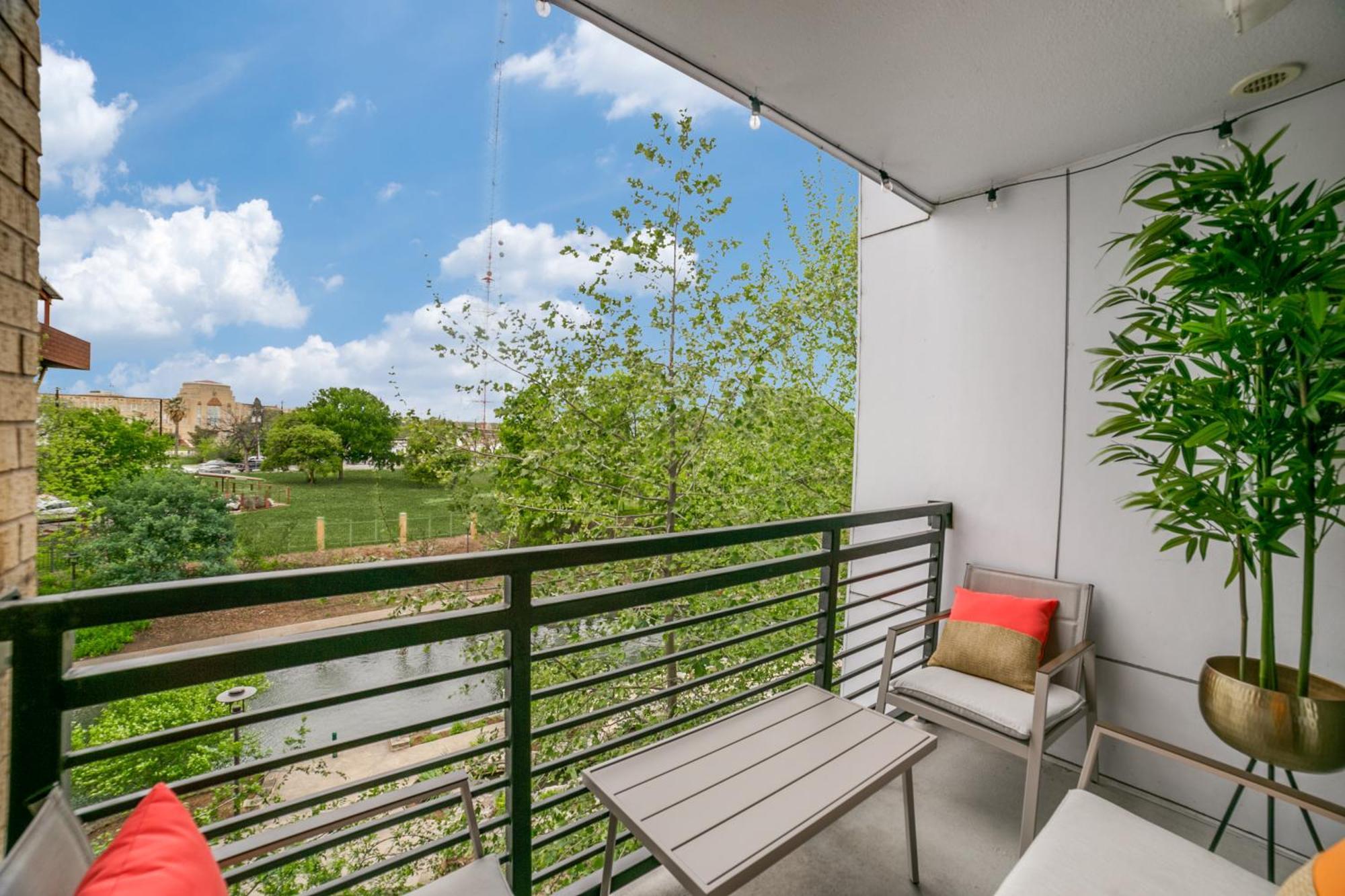 Downtown Apartment With Riverwalk Views Free Parking Pet Friendly Centrally Located On The Riverwalk San Antonio Kültér fotó