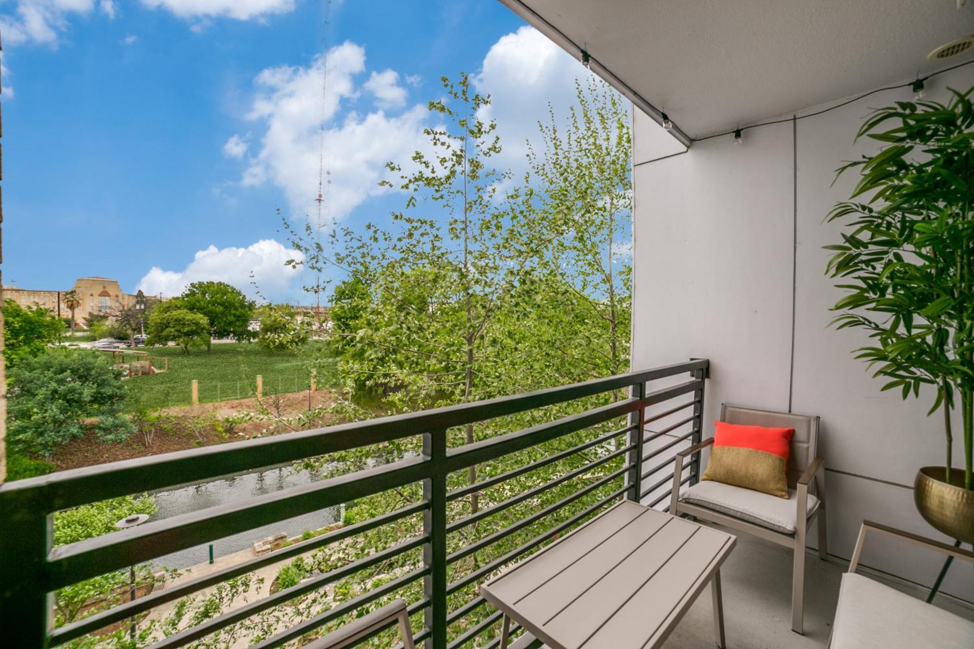 Downtown Apartment With Riverwalk Views Free Parking Pet Friendly Centrally Located On The Riverwalk San Antonio Kültér fotó
